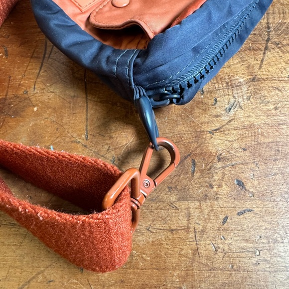 EUC Madewell - The Sport Fanny/Crossbody Bag in Colorblock in Dark Baltic Multi - Picture 6 of 10